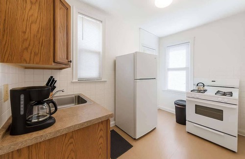 East Albany Park Apartment | Cozy & Inviting 2BR Apartment