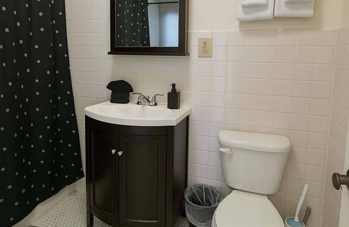 East Albany Park Apartment | Cozy & Inviting 2BR Apartment