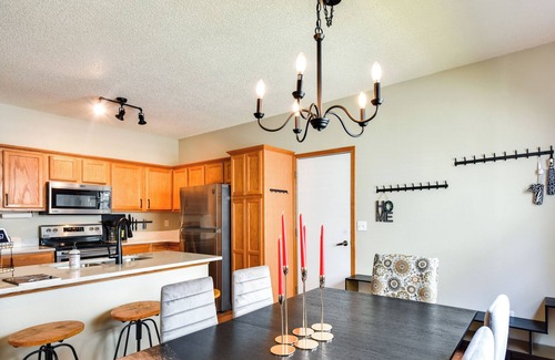 Weber House | Cozy Iowa City Home ~ 2 Mi to Kinnick Stadium!