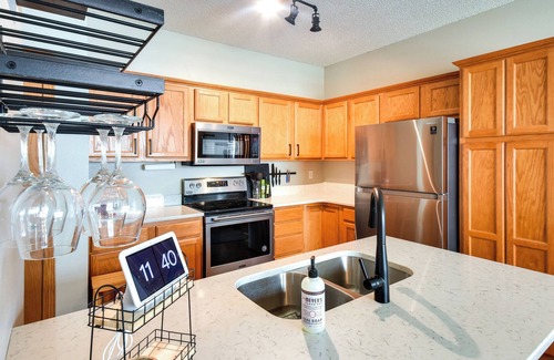 Weber House | Cozy Iowa City Home ~ 2 Mi to Kinnick Stadium!