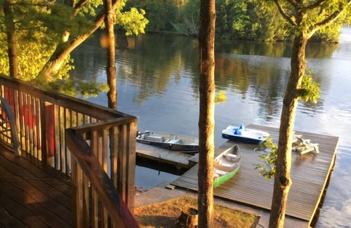 Selwyn Cottage | Cozy Island Cottage located on Lower Buckhorn Lake
