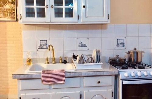 Hellshire House | Cozy Jacuzzi 2bd - 5 minutes from the beach!