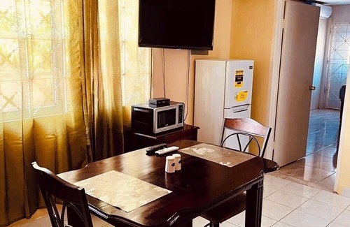 Hellshire House | Cozy Jacuzzi 2bd - 5 minutes from the beach!