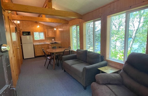 Ely Cabin | Cozy Jasper Lake Cabin: Sleeps 4, Stunning Lake Views, Porch, Close to Beach!