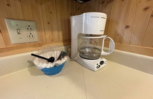 Ely Cabin | Cozy Jasper Lake Cabin: Sleeps 4, Stunning Lake Views, Porch, Close to Beach!