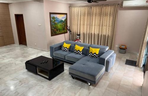 Taman Desa Tebrau House | Cozy Johor Bahru Home with Family Room and unblock balcony View