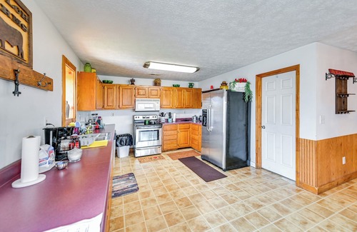 Bethelridge House | Cozy Kentucky Getaway w/Panoramic Farm Views!
