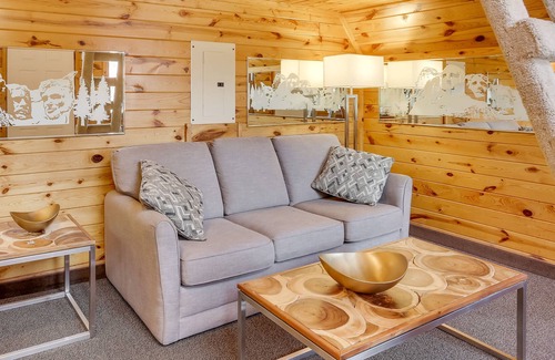 Keystone Cabin | Cozy Keystone Cabin: Hot Tub, 3 Mi to Mt Rushmore!