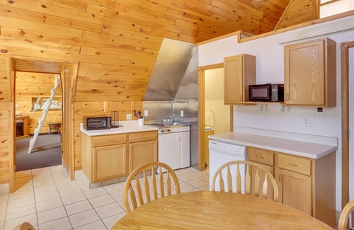 Keystone Cabin | Cozy Keystone Cabin: Hot Tub, 3 Mi to Mt Rushmore!