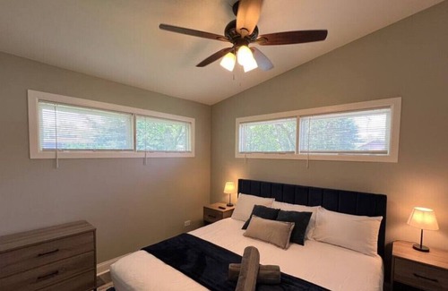 Highland Hills House | Cozy King bed, Free Wi-Fi Modern Lombard Home