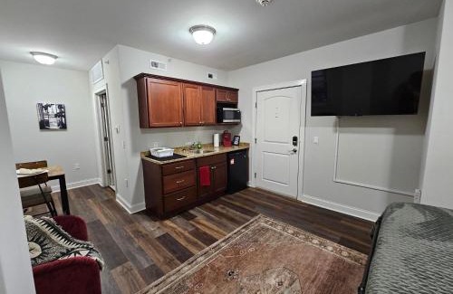 Champaign Apartment | Cozy King Bed Stay at the Historic Inman - 201