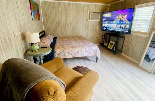 Salem Apartment | Cozy King Bed Studio #2