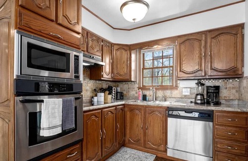 Independence House | Cozy King Beds OffSt Parking Mins from Attractions