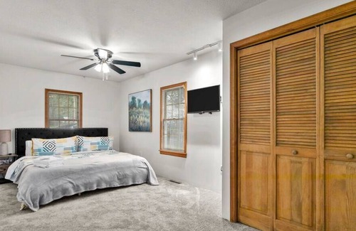 Independence House | Cozy King Beds OffSt Parking Mins from Attractions