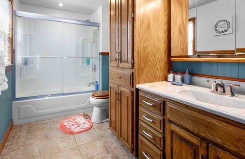 Independence House | Cozy King Beds OffSt Parking Mins from Attractions