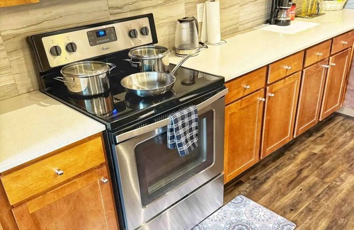 Central Business District Apartment | Cozy King Size 1Bd Rm Apt Downtown Free Parking
