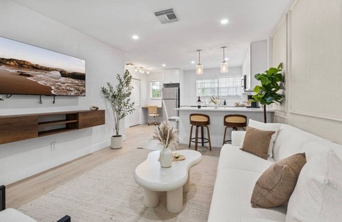 Golfview Apartment | Cozy king suite Prime Location|FREE parking & crib