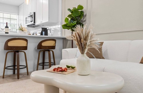 Golfview Apartment | Cozy king suite Prime Location|FREE parking & crib