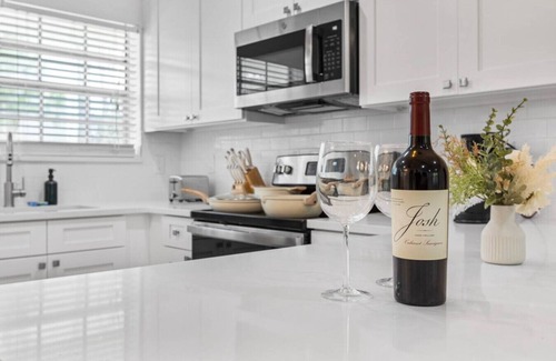 Golfview Apartment | Cozy king suite Prime Location|FREE parking & crib
