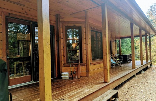 St-Adolphe-d'Howard Ski Chalet | Cozy Lake-front Chalet in the Laurentians - perfect for families and couples