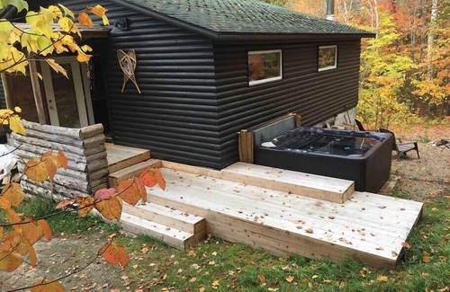 Huberdeau House | Cozy Lake Access Loj + Hot Tub & Fire Pit