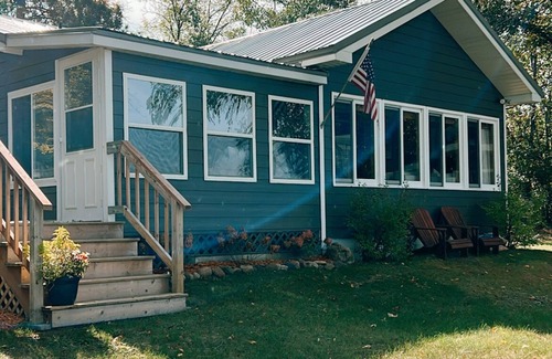 Breezy Point Cabin | Cozy Lake Cabin- clean, modern and nicely decorated.
