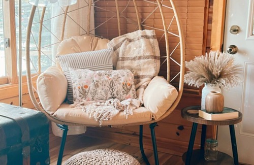 Breezy Point Cabin | Cozy Lake Cabin- clean, modern and nicely decorated.