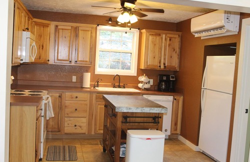 Cadiz Cottage | Cozy lake cottage minutes from Lake Barkley Resort and Land Between the Lakes.