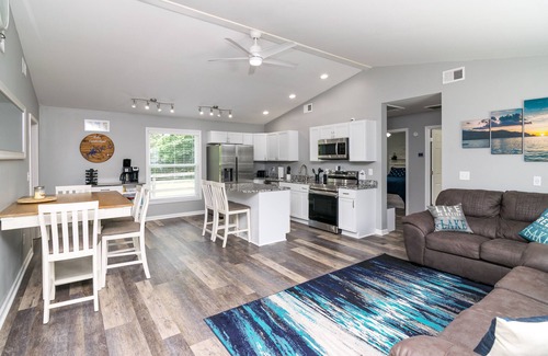 Jamestown Cottage | Cozy Lake Cumberland Retreat with hot tub, just above Jamestown Marina!nnn