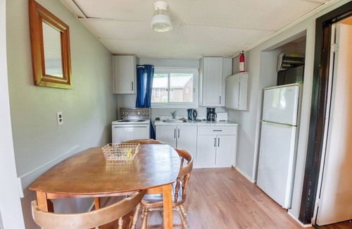 Frontenac Cabin | Cozy Lake Escape: 2-Bed with Bunk, Sleeps 4, Full Kitchen & AC