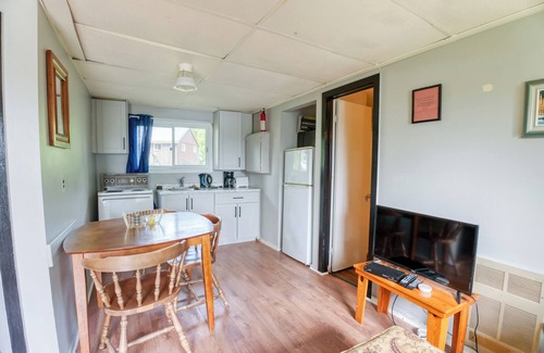 Frontenac Cabin | Cozy Lake Escape: 2-Bed with Bunk, Sleeps 4, Full Kitchen & AC