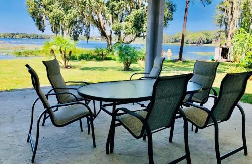 Clermont House | Cozy Lake Front Cottage