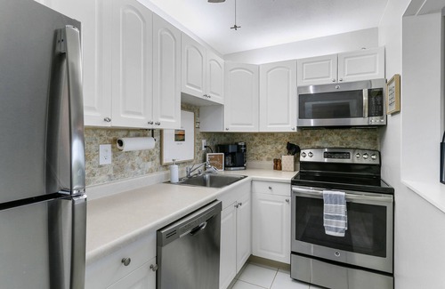 Lake Geneva Condo | Cozy Lake Geneva Retreat! Fireplace! WiFi!