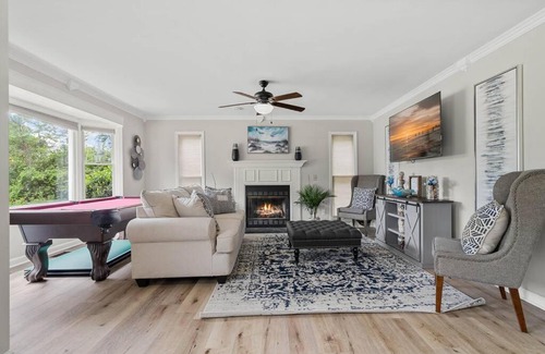 Mayhew House | Cozy Lake Home - Jacuzzi King Bed Marina Access