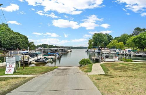 Mayhew House | Cozy Lake Home - Jacuzzi King Bed Marina Access