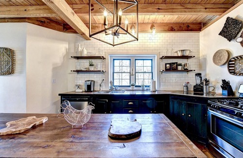 Gainesville House | Cozy Lake House w/Private Dock on Lanier - 4BR + 2BR Basement Apt