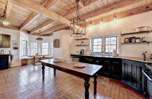 Gainesville House | Cozy Lake House w/Private Dock on Lanier - 4BR + 2BR Basement Apt