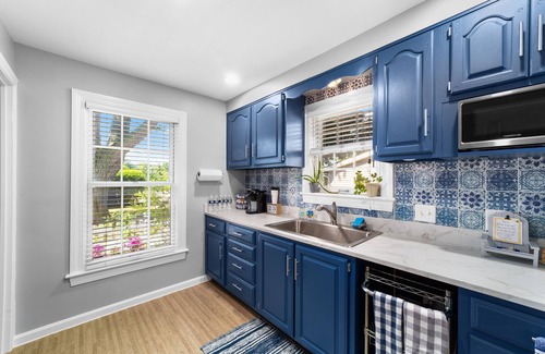 Vermilion House | Cozy lake house with spectacular views and private access to the lake