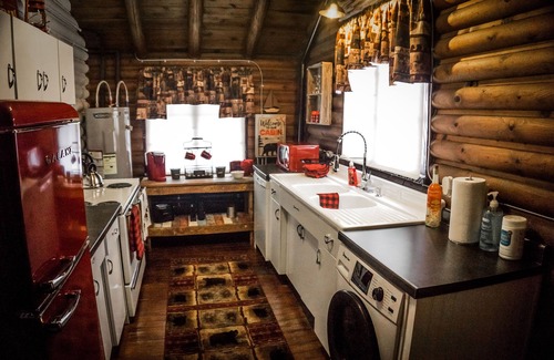 La Salle Cabin | Cozy Lake Log Cabin with Breathtaking Views - with pool table and darts