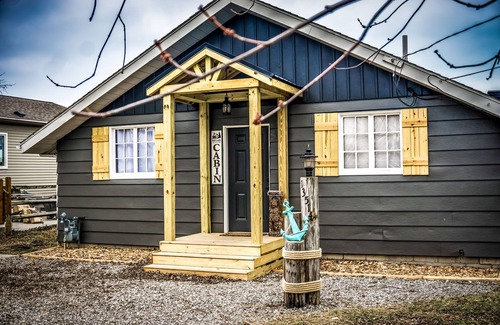La Salle Cabin | Cozy Lake Log Cabin with Breathtaking Views - with pool table and darts