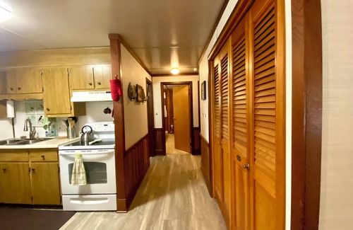 Gouldsboro House | Cozy Lake/Marina view Cabin in the Poconos