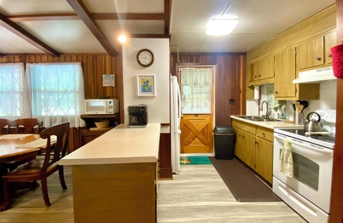 Gouldsboro House | Cozy Lake/Marina view Cabin in the Poconos