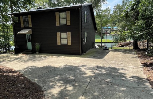 Alexander City House | Cozy Lake Point Home in Jackson's Gap with WIFI, kayaks, and amenities galore