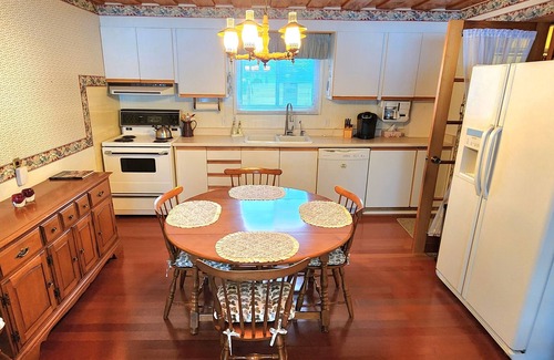Dunsford Cottage | Cozy Lakefront Cottage in Kawartha Lakes