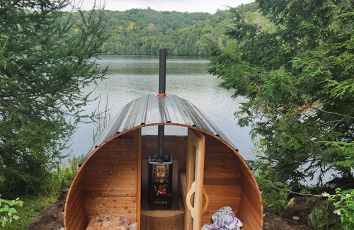 La Peche House | Cozy lakefront cottage in Wakefield.nPet friendly!