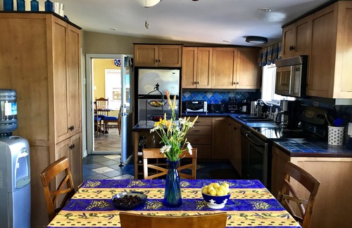 Lantier Cottage | Cozy Lakefront cottage with breathtaking views of lake and mountains