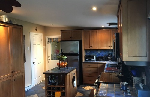 Lantier Cottage | Cozy Lakefront cottage with breathtaking views of lake and mountains