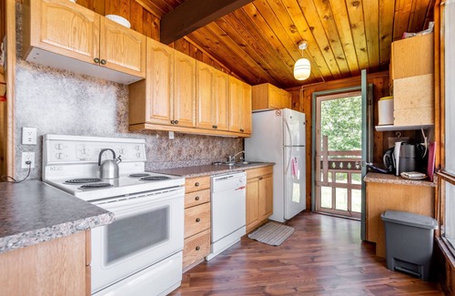 Minden Hills Cottage | Cozy lakefront cottage overlooking the lake. Max 6 persons