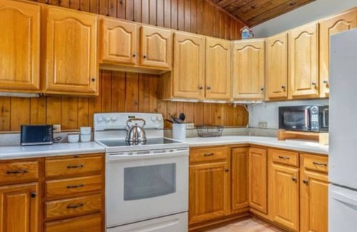 Ossipee Cabin | Cozy Lakefront Family Getaway: Beach & Game Room