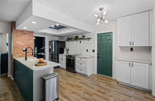 Cypress Gardens House | Cozy Lakefront Home w/Pool -7 mins from Legoland